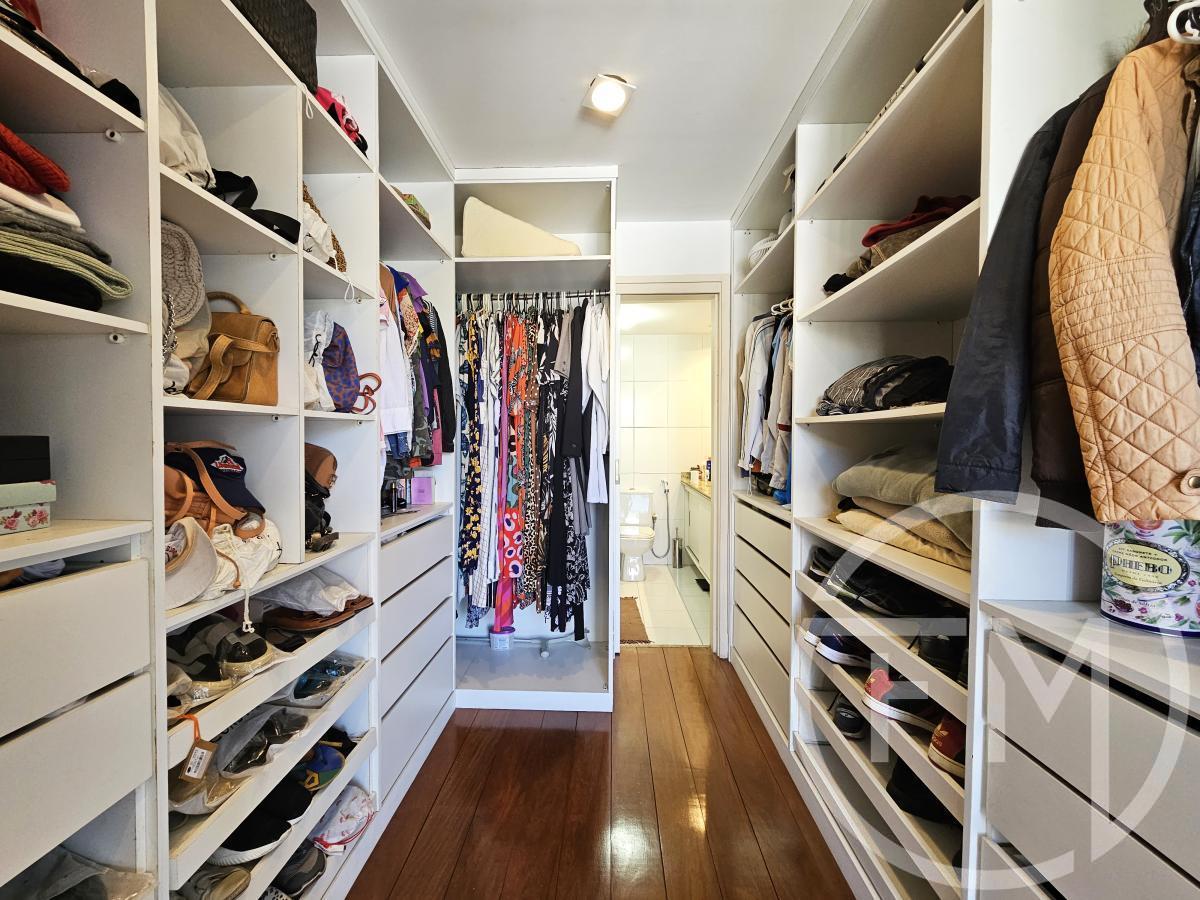 Closet da sute da casa  venda no condomnio Casa Blanca no Recreio