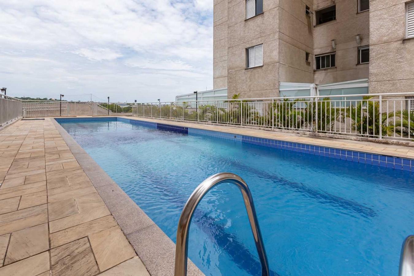 rea de piscinas (01 infantil e 01 adulto)
