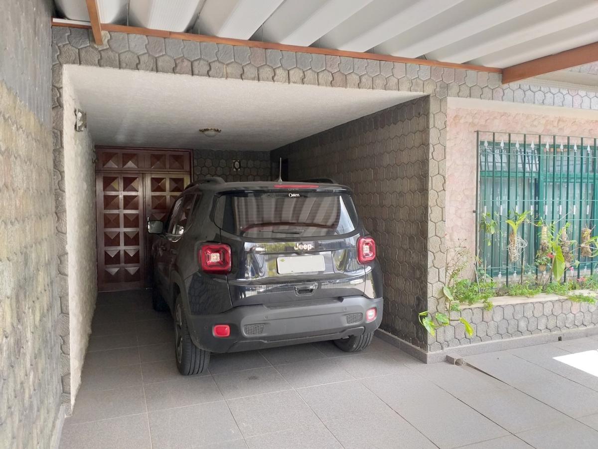 Garagem para at 05 automveis (sendo 02 vagas cobertas)
