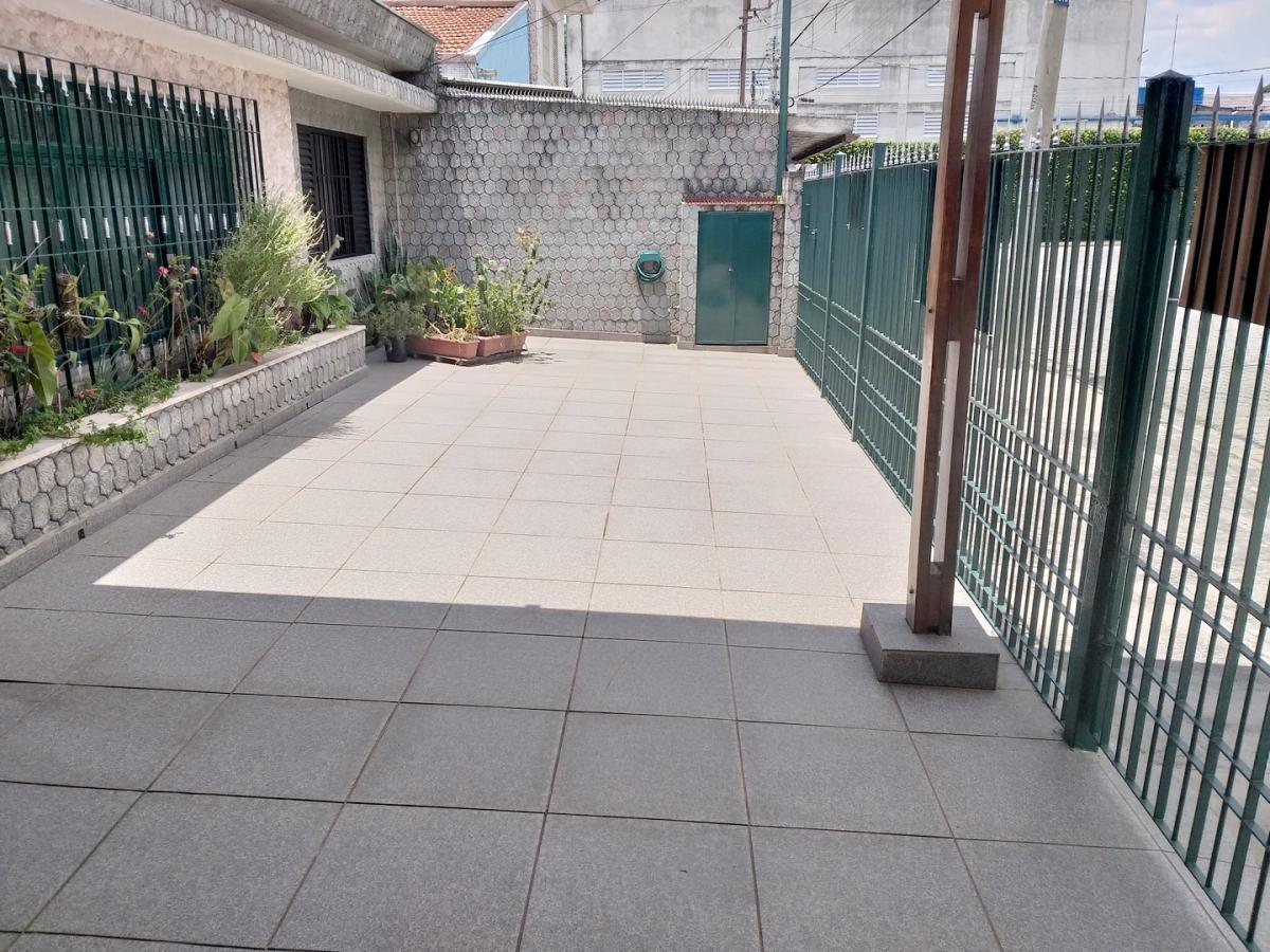 Garagem para at 05 automveis (sendo 02 vagas cobertas)