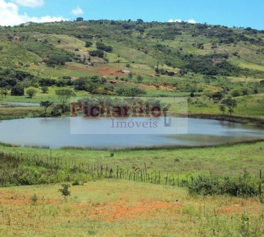 Vendo chácara  na Lagoa Dourada (Broa) com Habite-se - Tem 4 dormitórios e duas piscinas. 