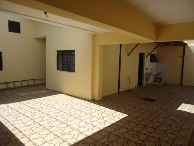 Casa com comércio de esquina na Vila Monte Carlo com 3 dormitórios com 201 m² 