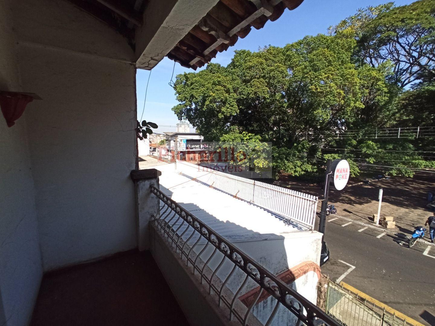 Sobrado na Praça XV com sacada na frente e varanda nos fundos em São Carlos SP