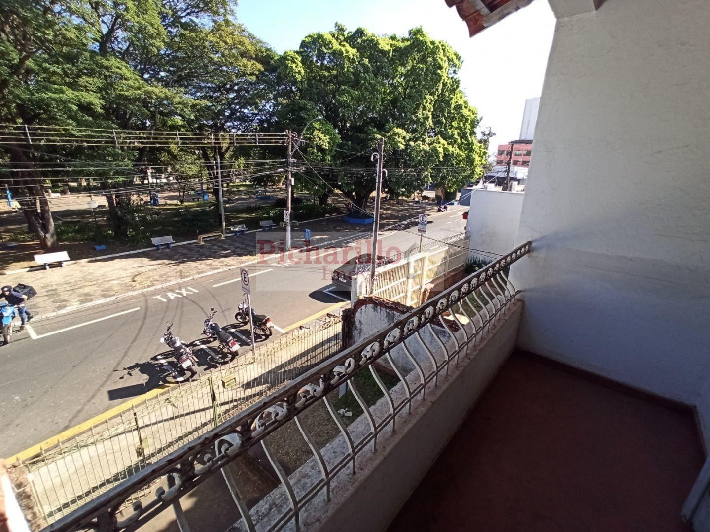 Sobrado na Praça XV com sacada na frente e varanda nos fundos em São Carlos SP