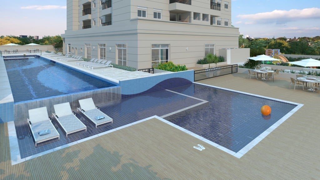 Piscina e deck molhado