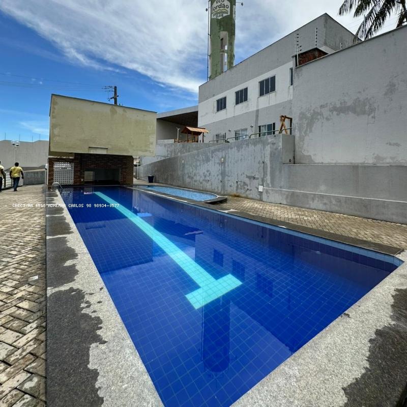 Vista das raias da piscina