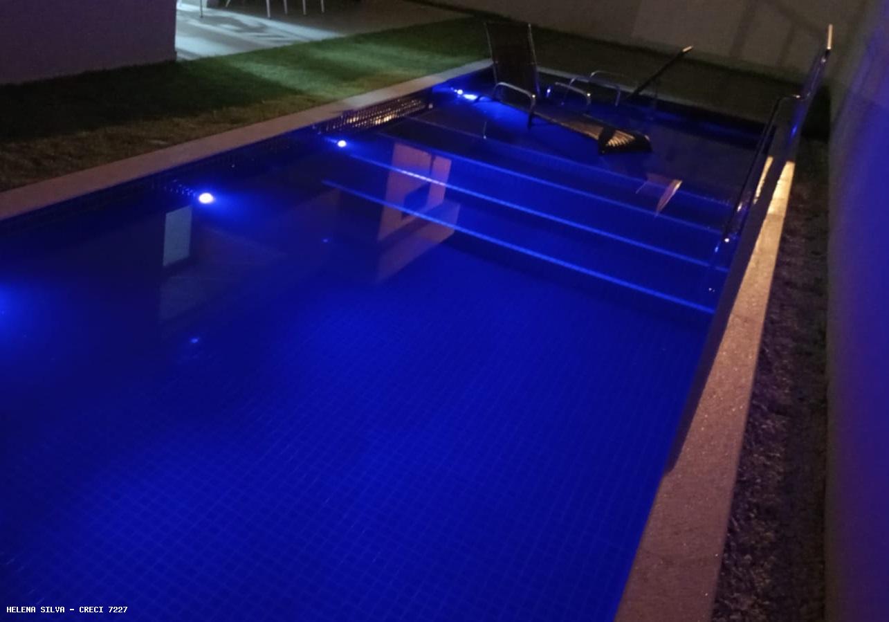 Piscina com iluminao