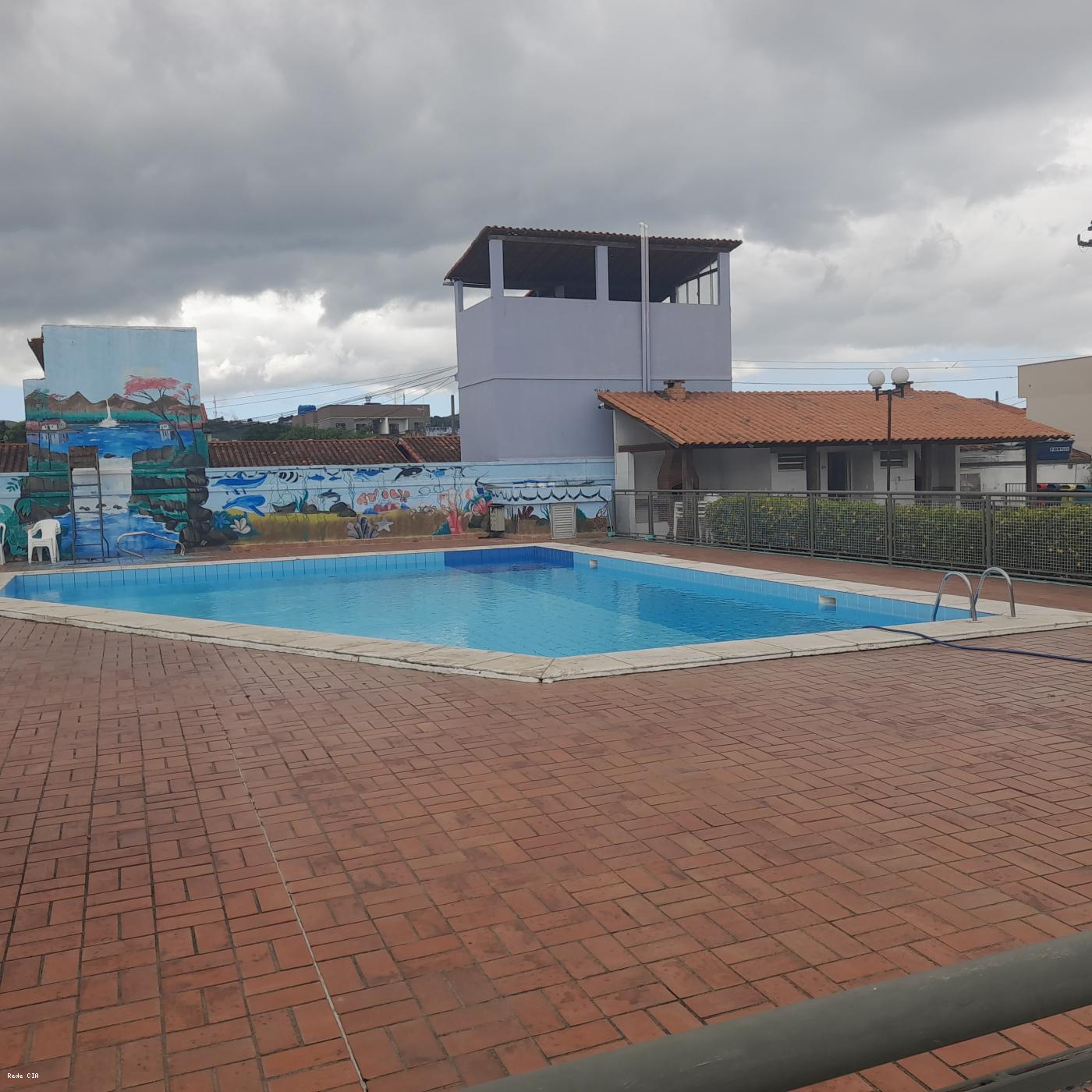 Piscina ao lado churrasqueiras