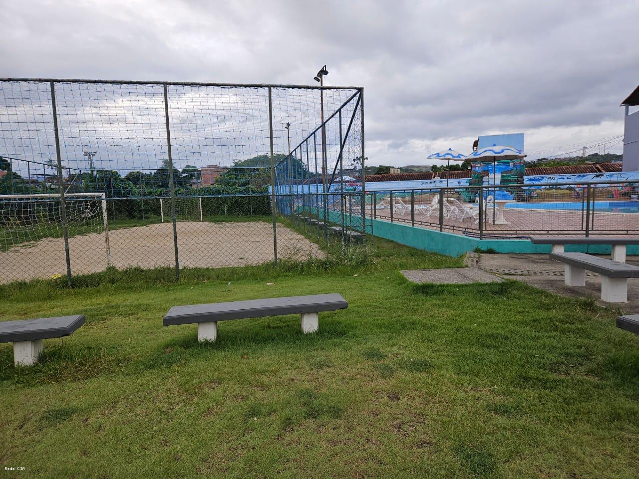 Quadra poliesportiva ao lado da piscina