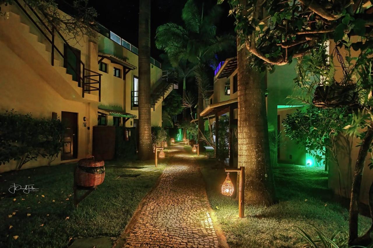 Noite. Luzes.