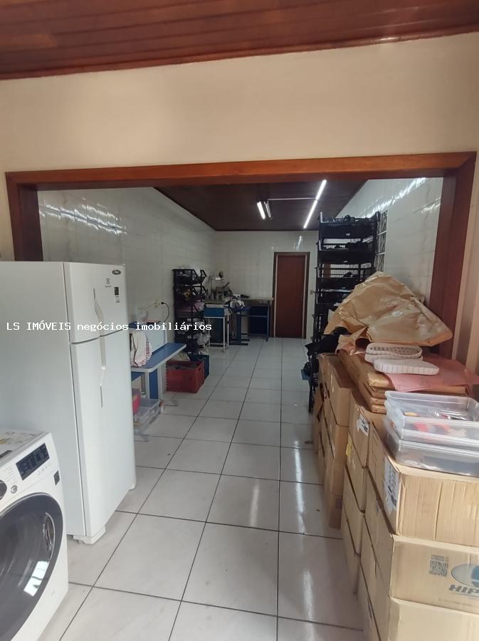 rea de servio, cozinha, sala de jantar integradas