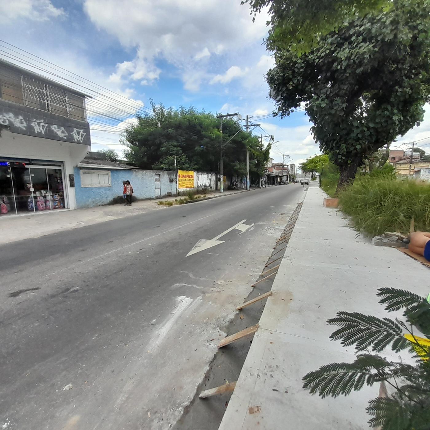 Frente para Av. Maric