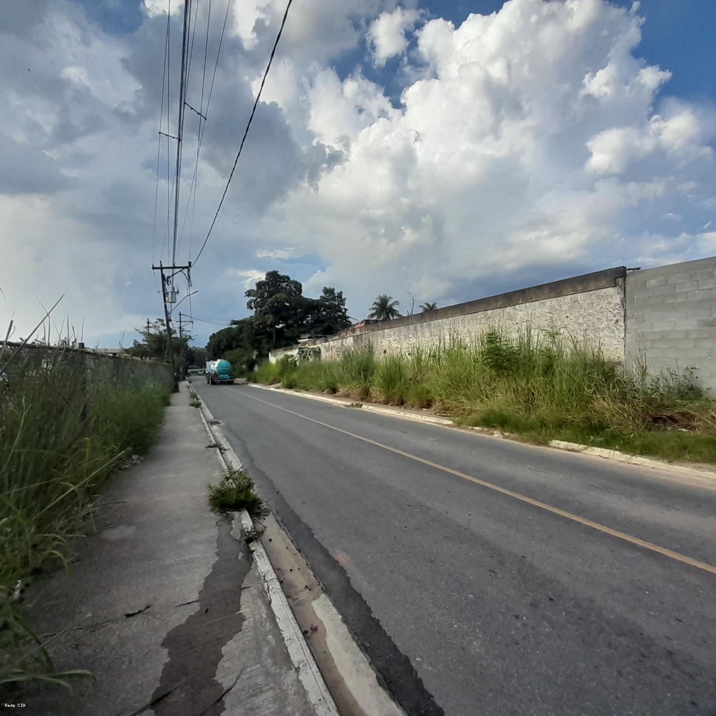 Lateral esquerda do terreno