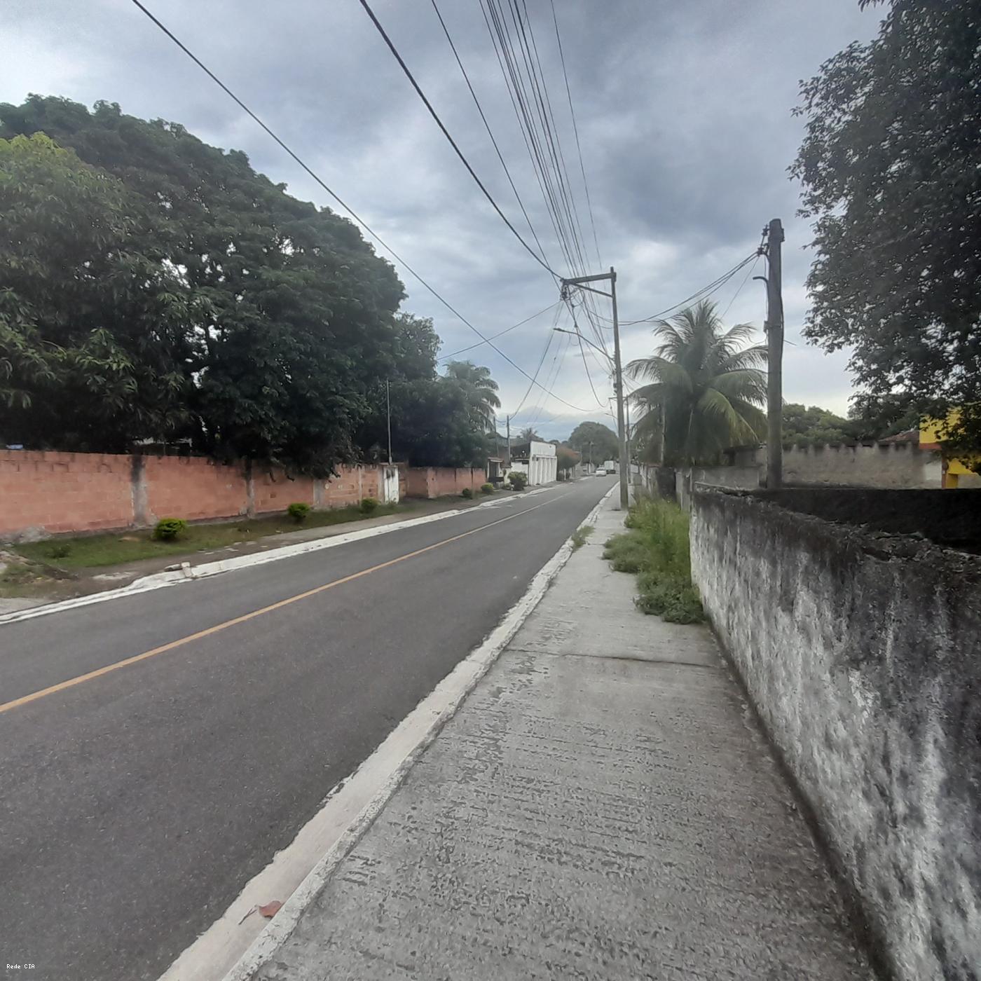 Rua da frente do imvel