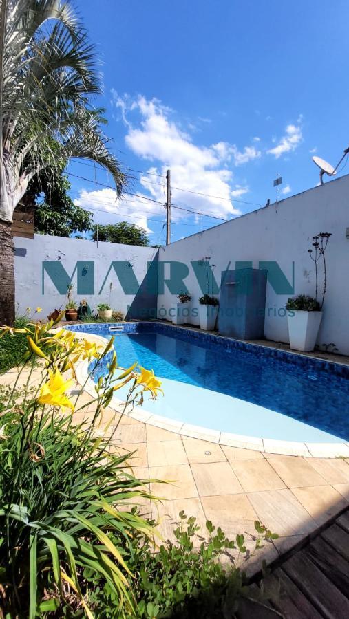 paisagem beira da piscina