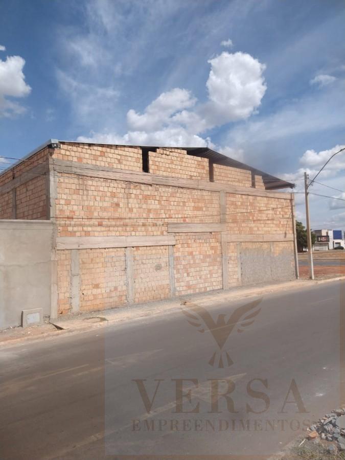 O galpo est finalizado com acabamento, foto apenas para visualizar configuraes de portas