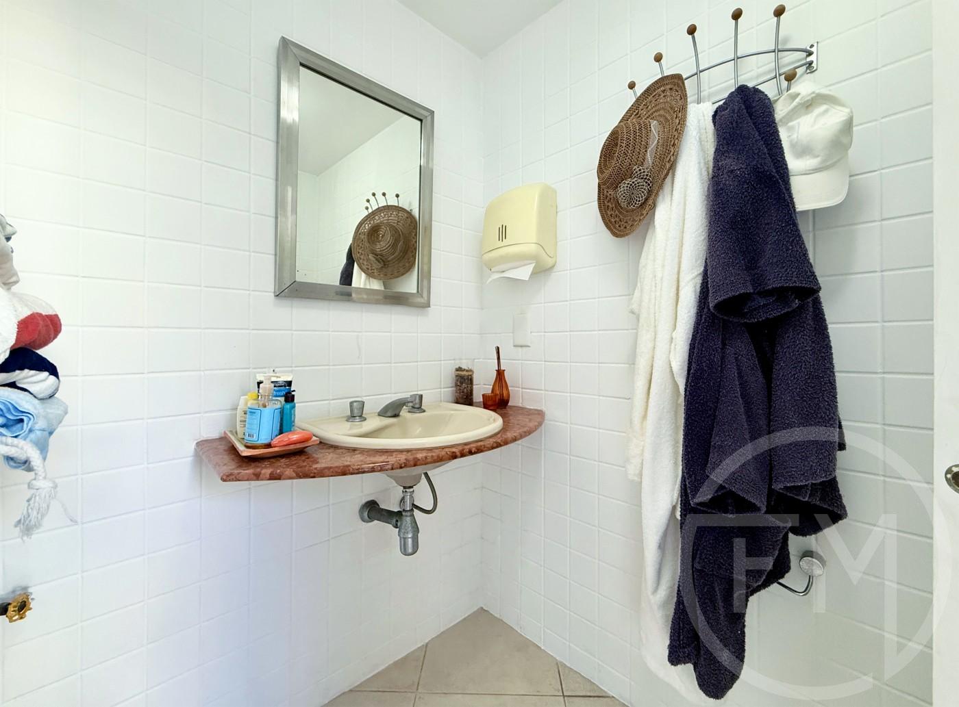 Lavabo externo da casa  venda no condomnio Crystal Lake