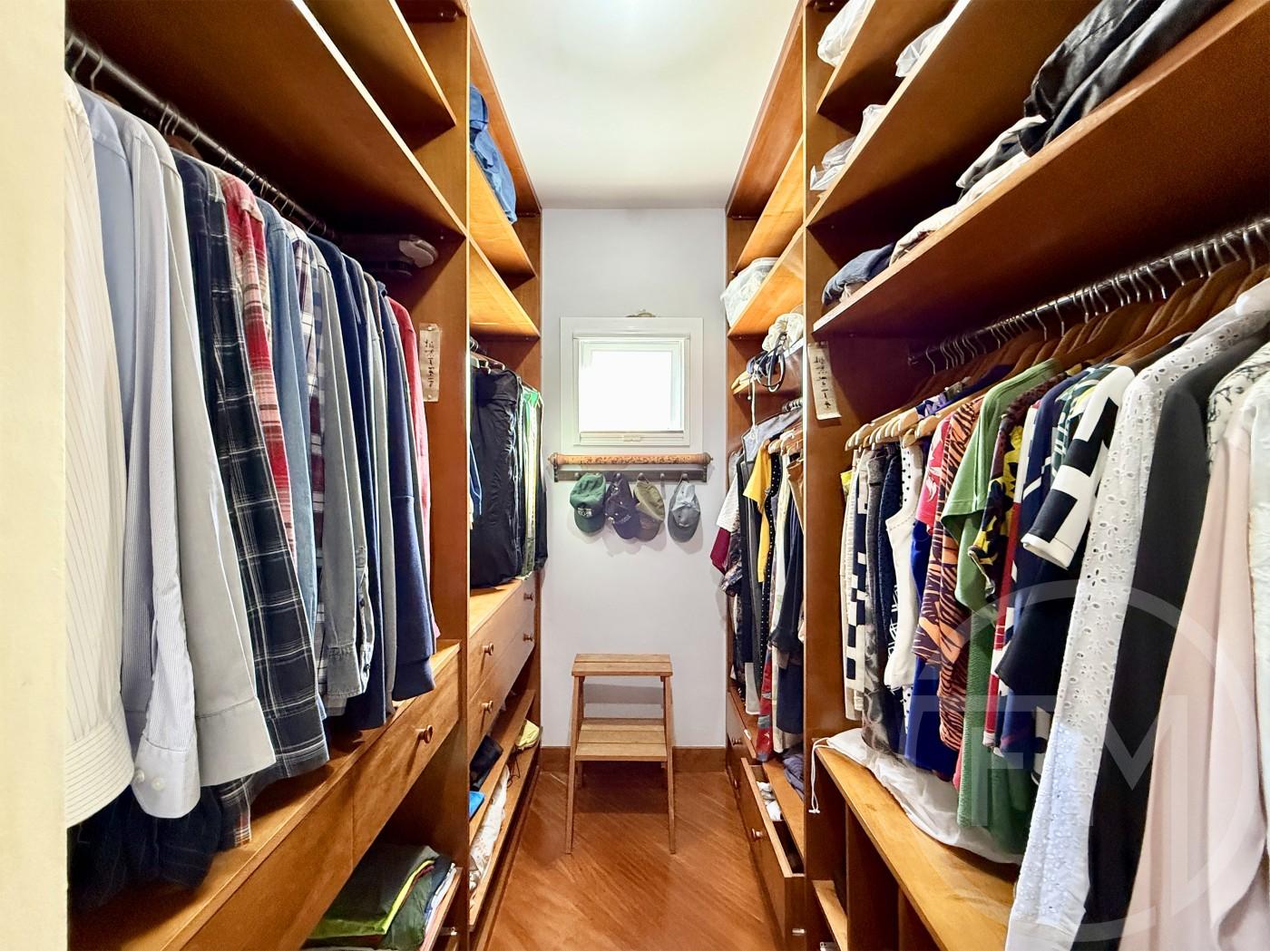 Closet da sute 1 da casa  venda no condomnio Crystal Lake