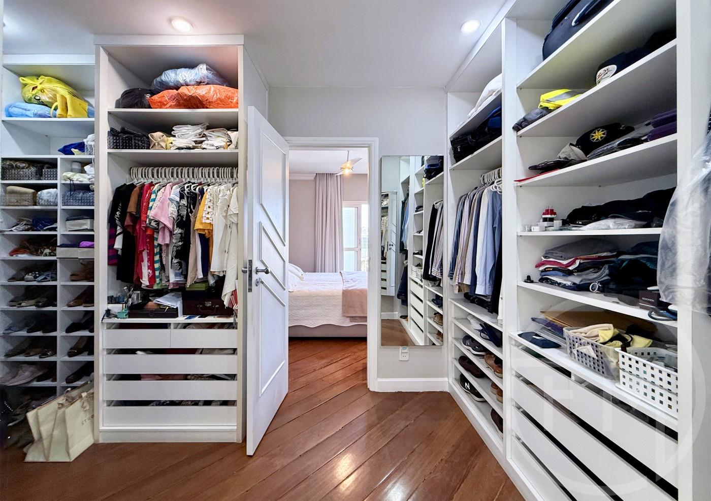 Closet da sute 1 (master) da casa  venda no condomnio Crystal Lake