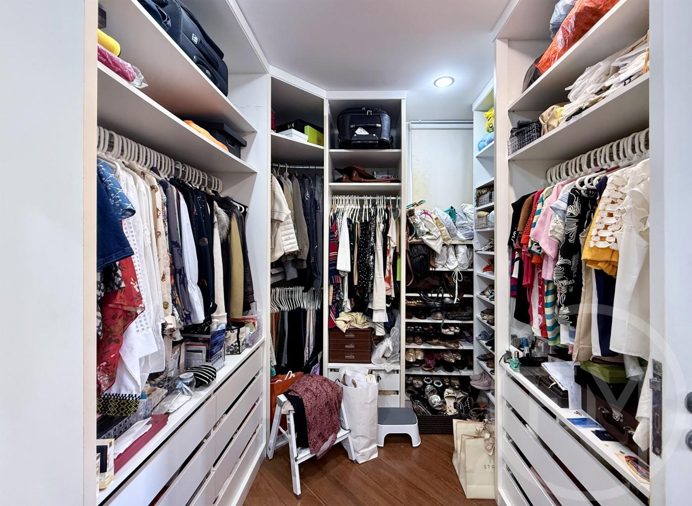 Closet da sute 1 (master) da casa  venda no condomnio Crystal Lake