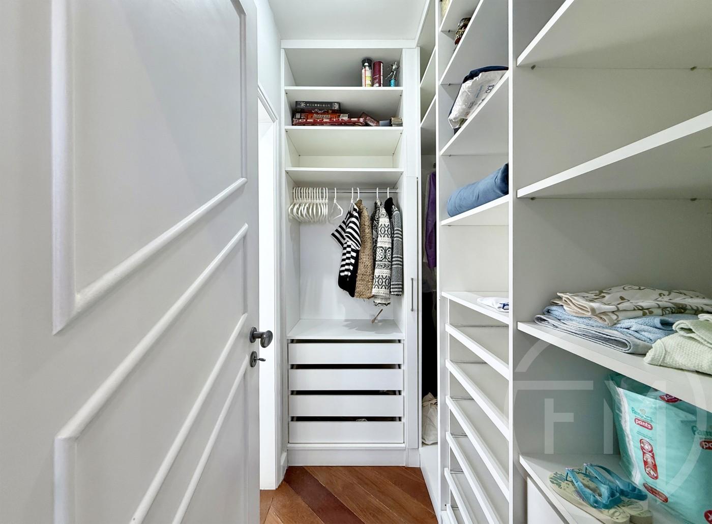 Closet da sute 2 da casa  venda no condomnio Crystal Lake