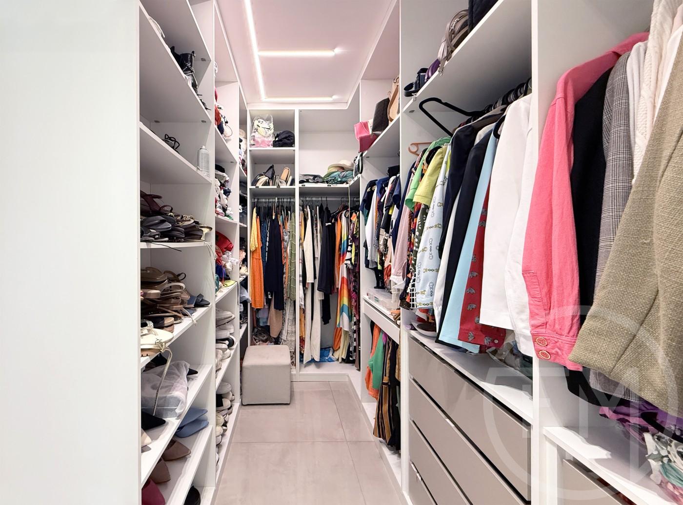 Closet da sute 1 (master) da casa  venda no Jardins de Maria