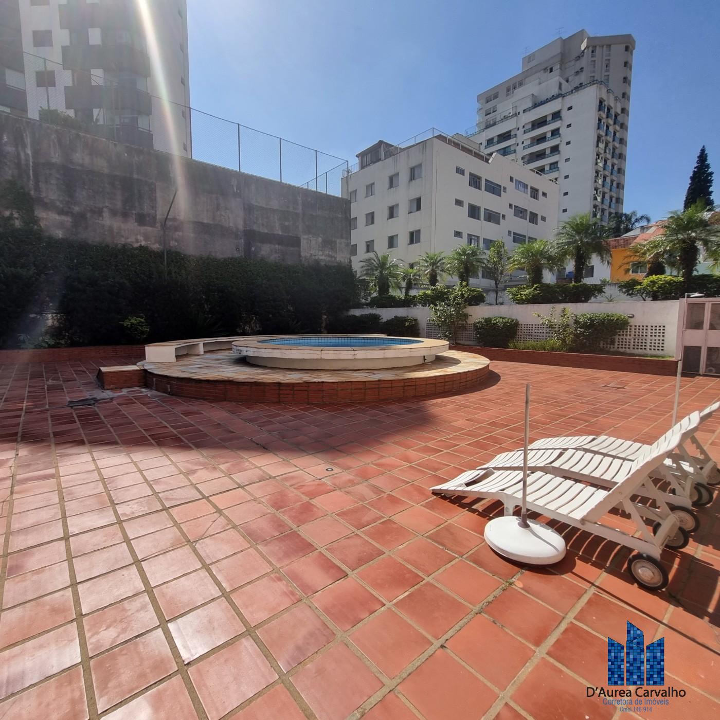Piscina com Solaium