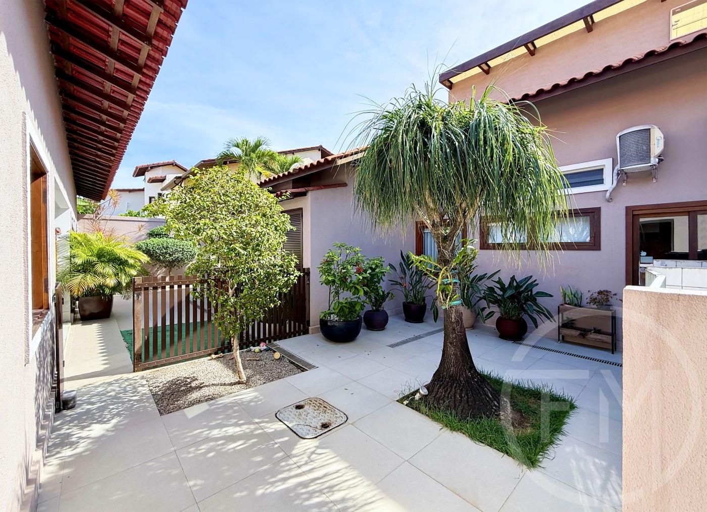 Quintal na parte de trs da casa  venda no Santa Marina