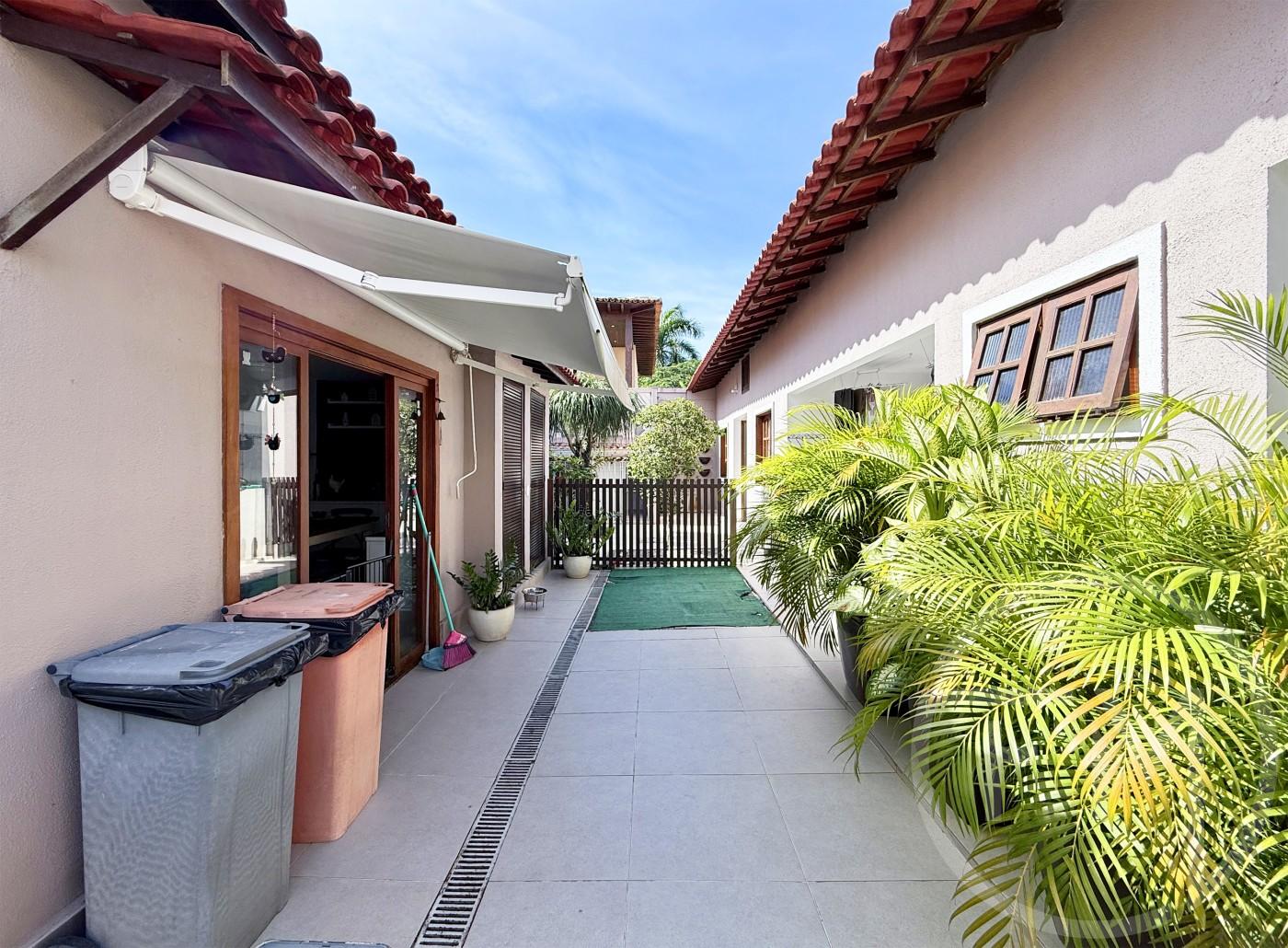 Quintal na parte de trs da casa  venda no Santa Marina