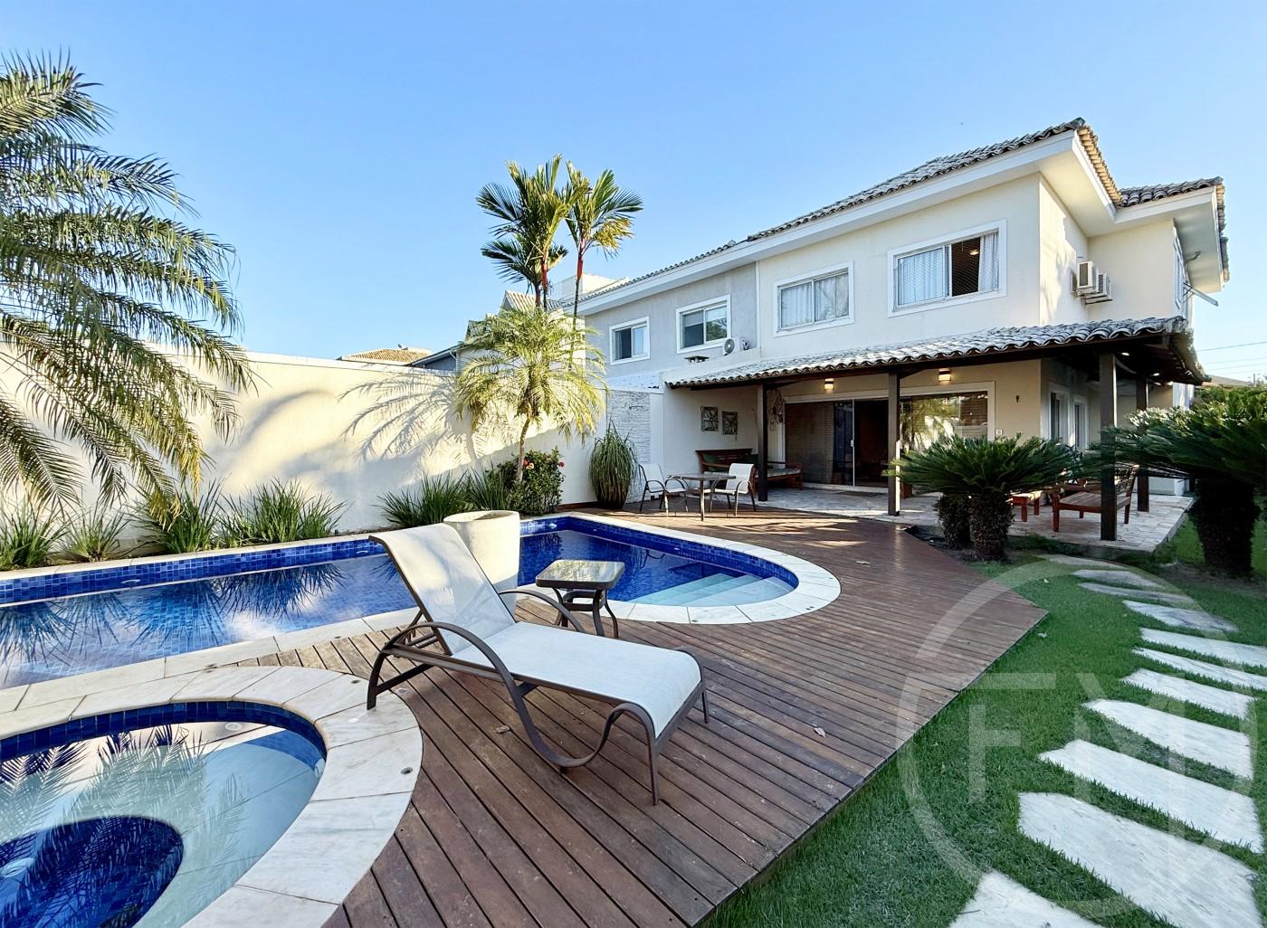 Fachada da casa  venda no condomnio Portofino