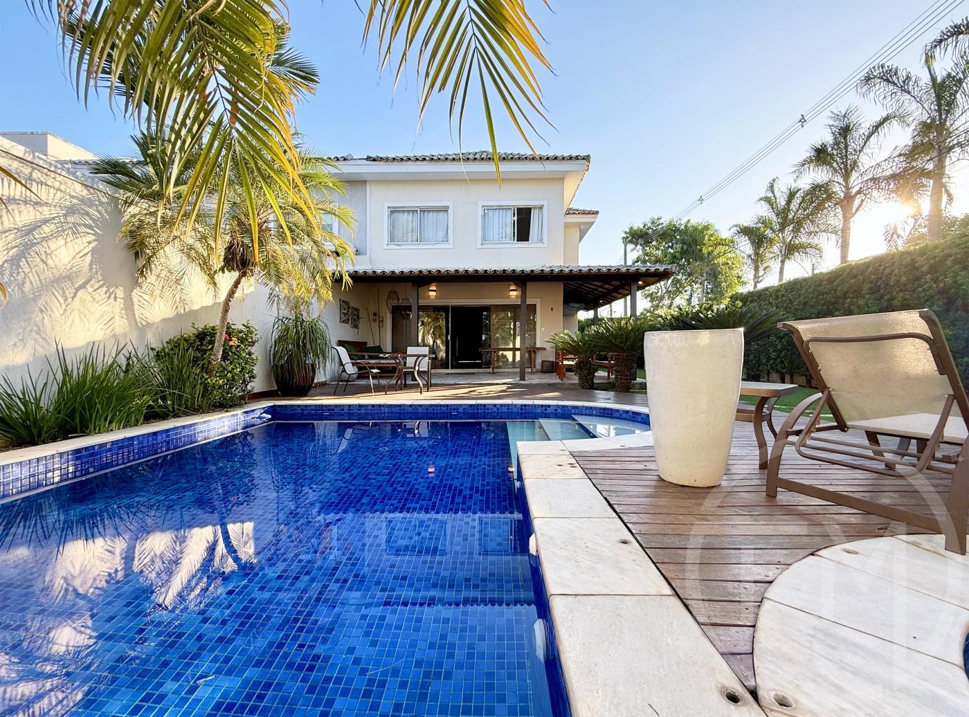 Fachada da casa  venda no condomnio Portofino