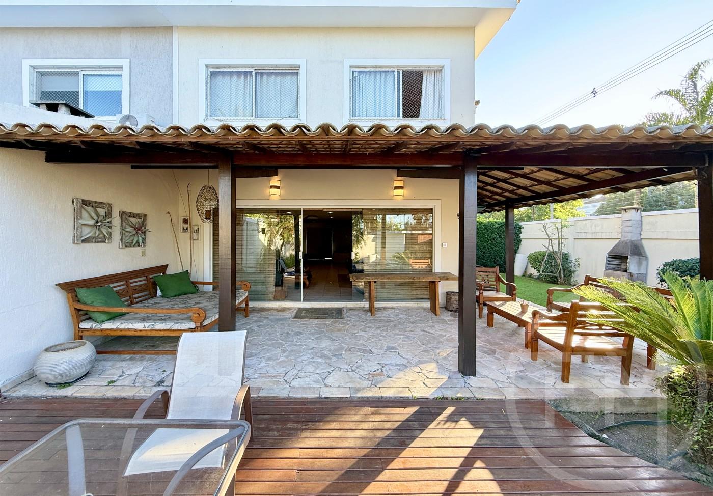 Varanda externa da casa  venda no condomnio Portofino