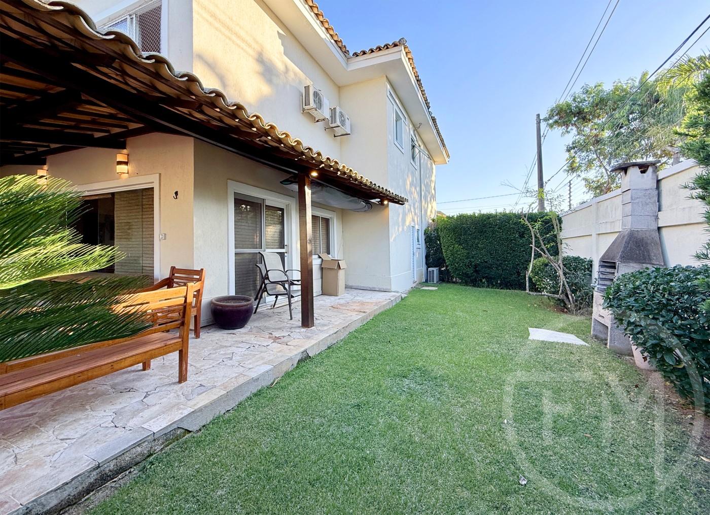 Quintal da casa  venda no condomnio Portofino