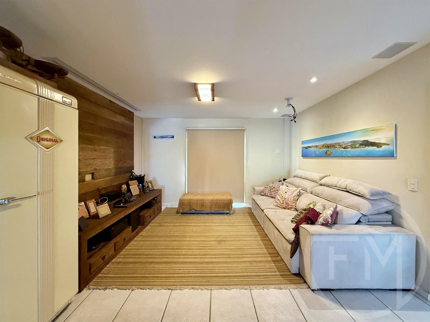 Sala de TV da casa  venda no condomnio Portofino