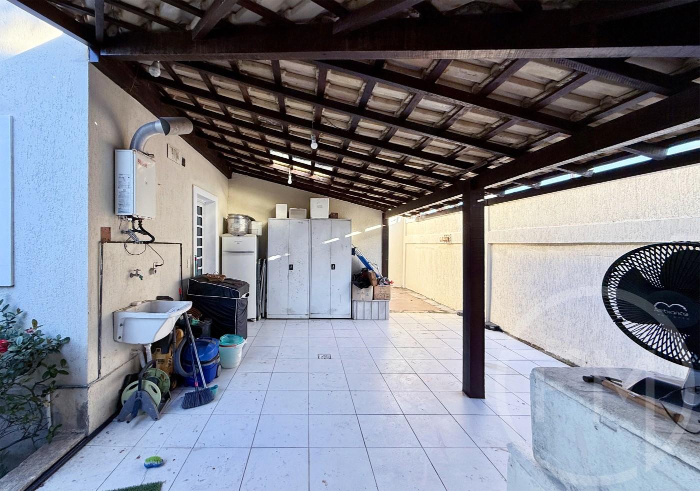 rea de servio da casa  venda no condomnio Portofino