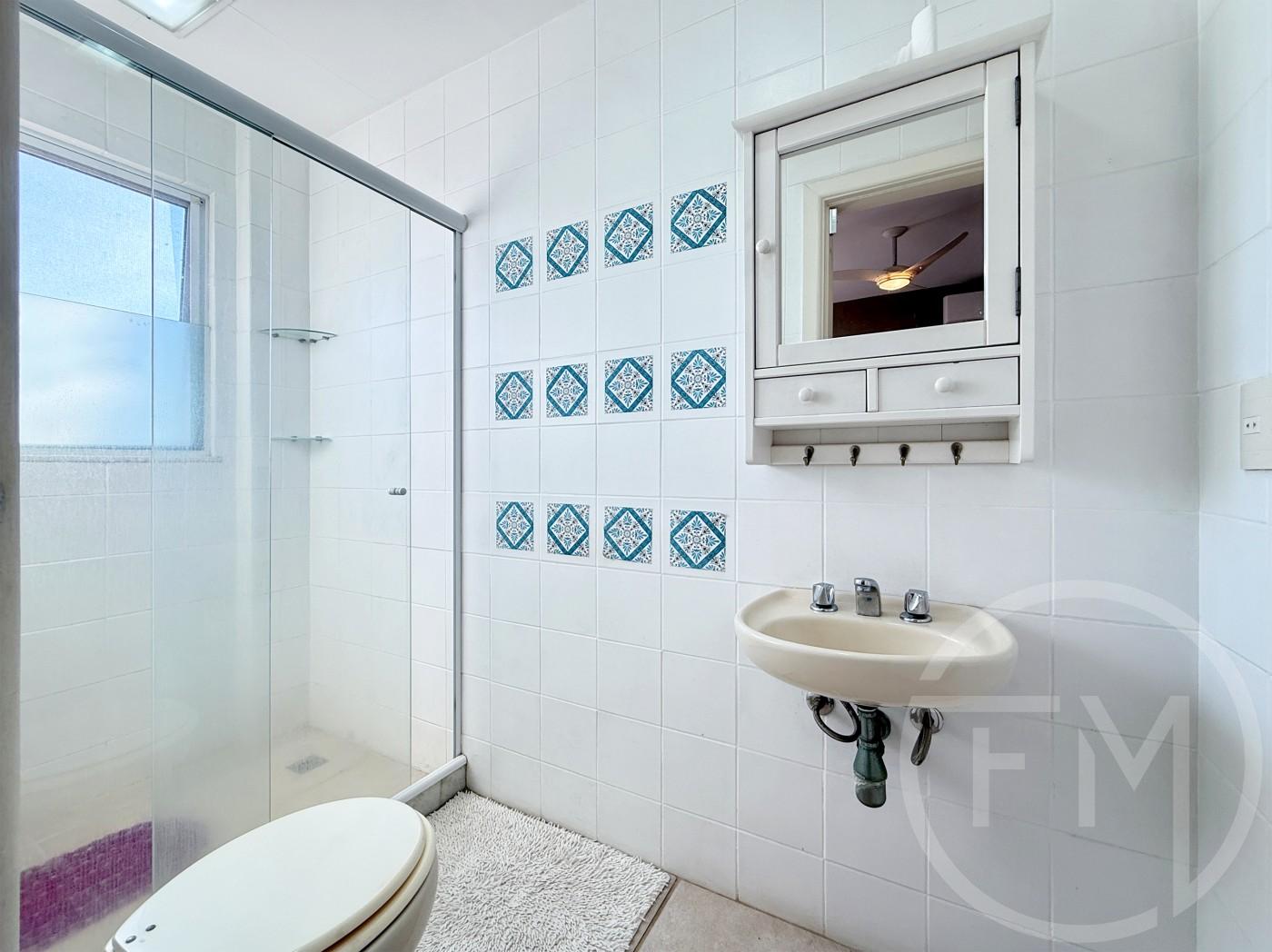 Banheiro da sute 2 da casa  venda no condomnio Portofino