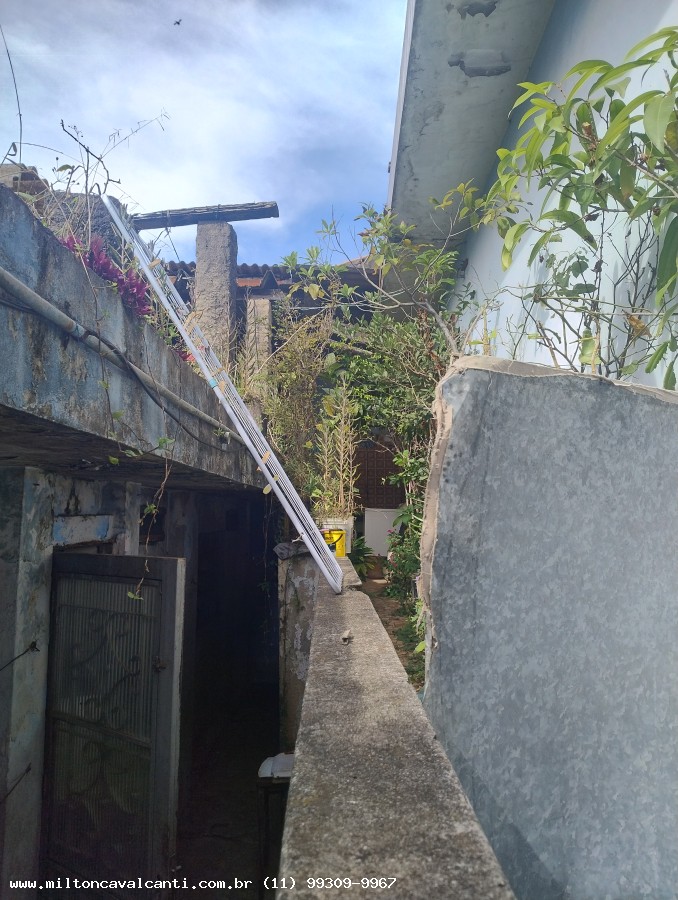 Muro separando a casa dos fundos