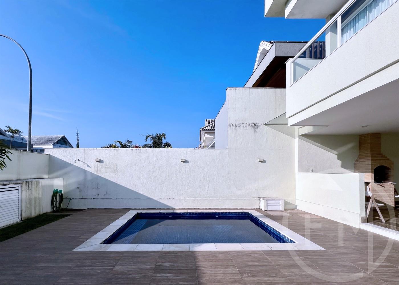 Piscina da casa  venda no condomnio Riviera Del Sol no Recreio