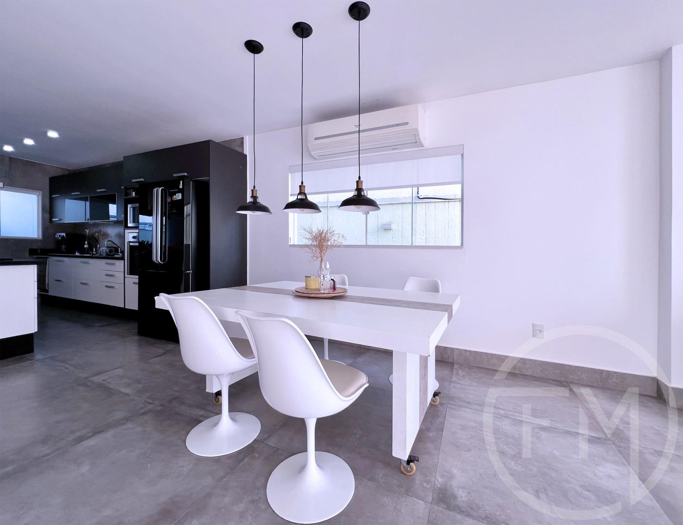 Sala de jantar da casa  venda no condomnio Riviera Del Sol no Recreio