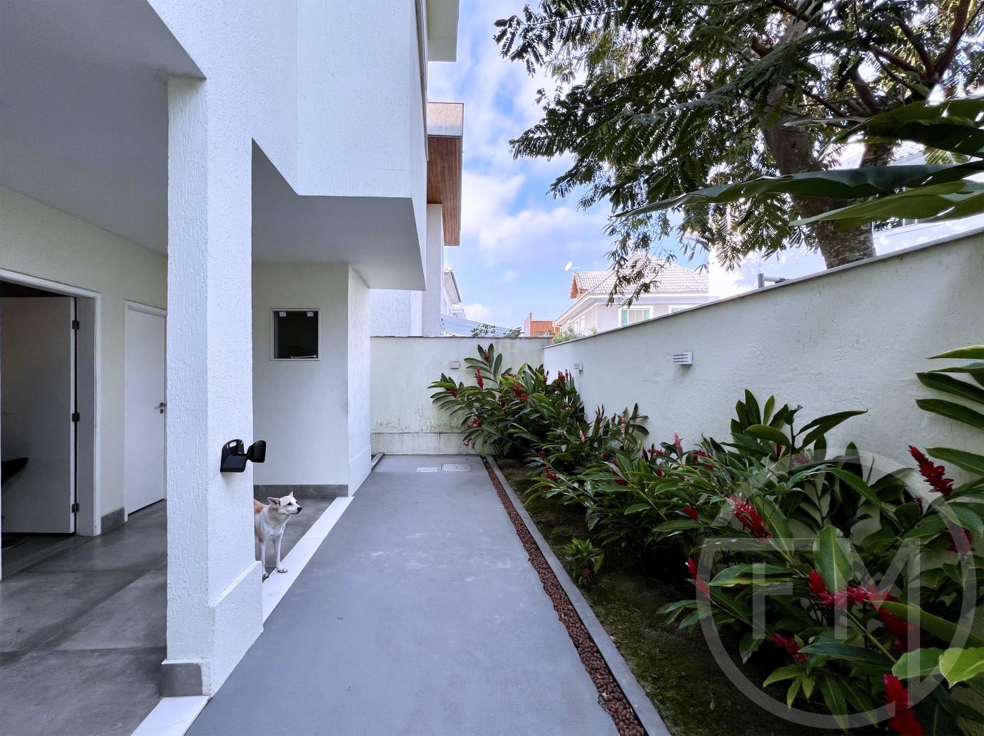Quintal na parte de servio da casa  venda no condomnio Riviera Del Sol no Recreio