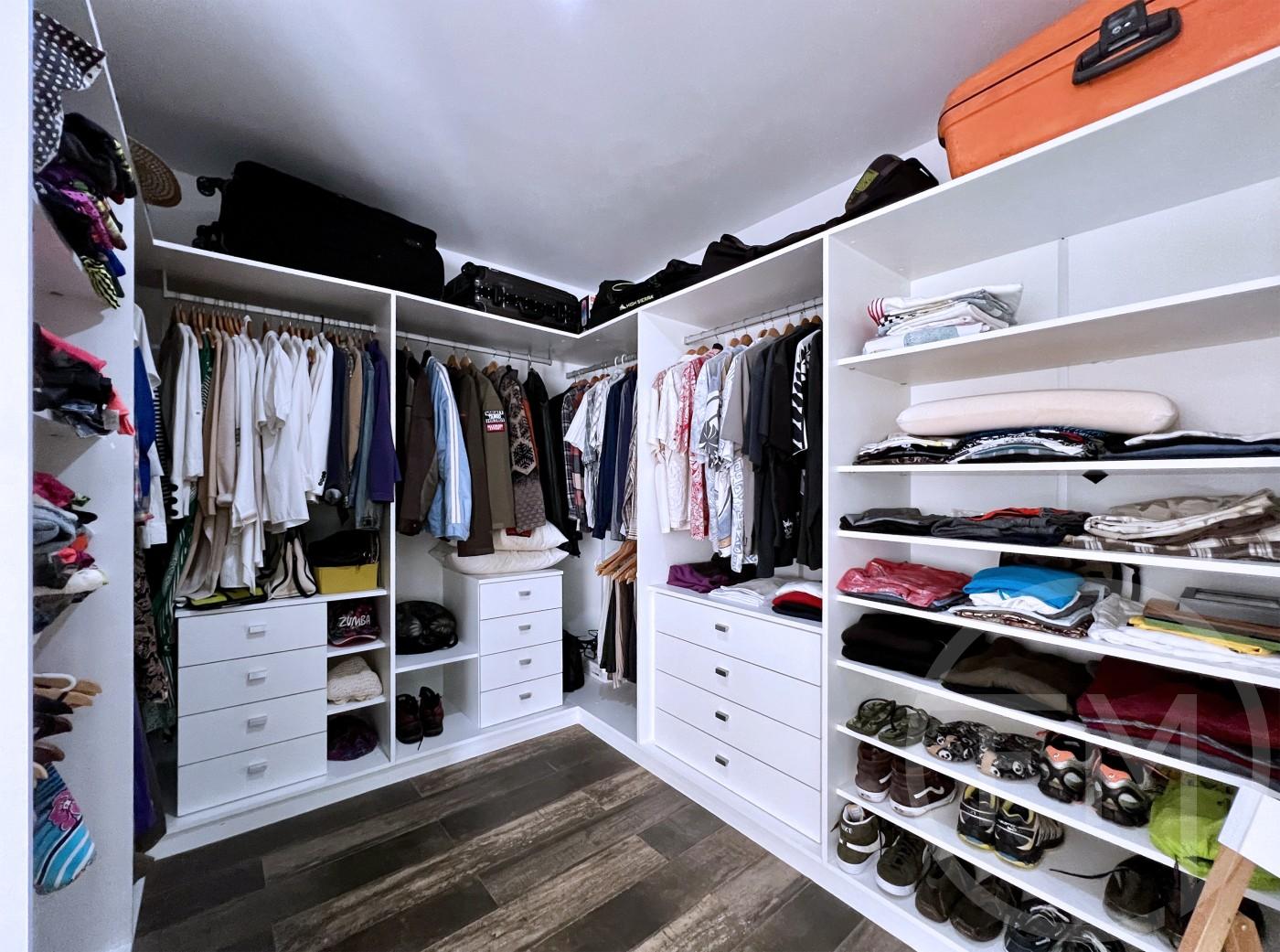Closet da sute 1 da casa  venda no condomnio Riviera Del Sol no Recreio