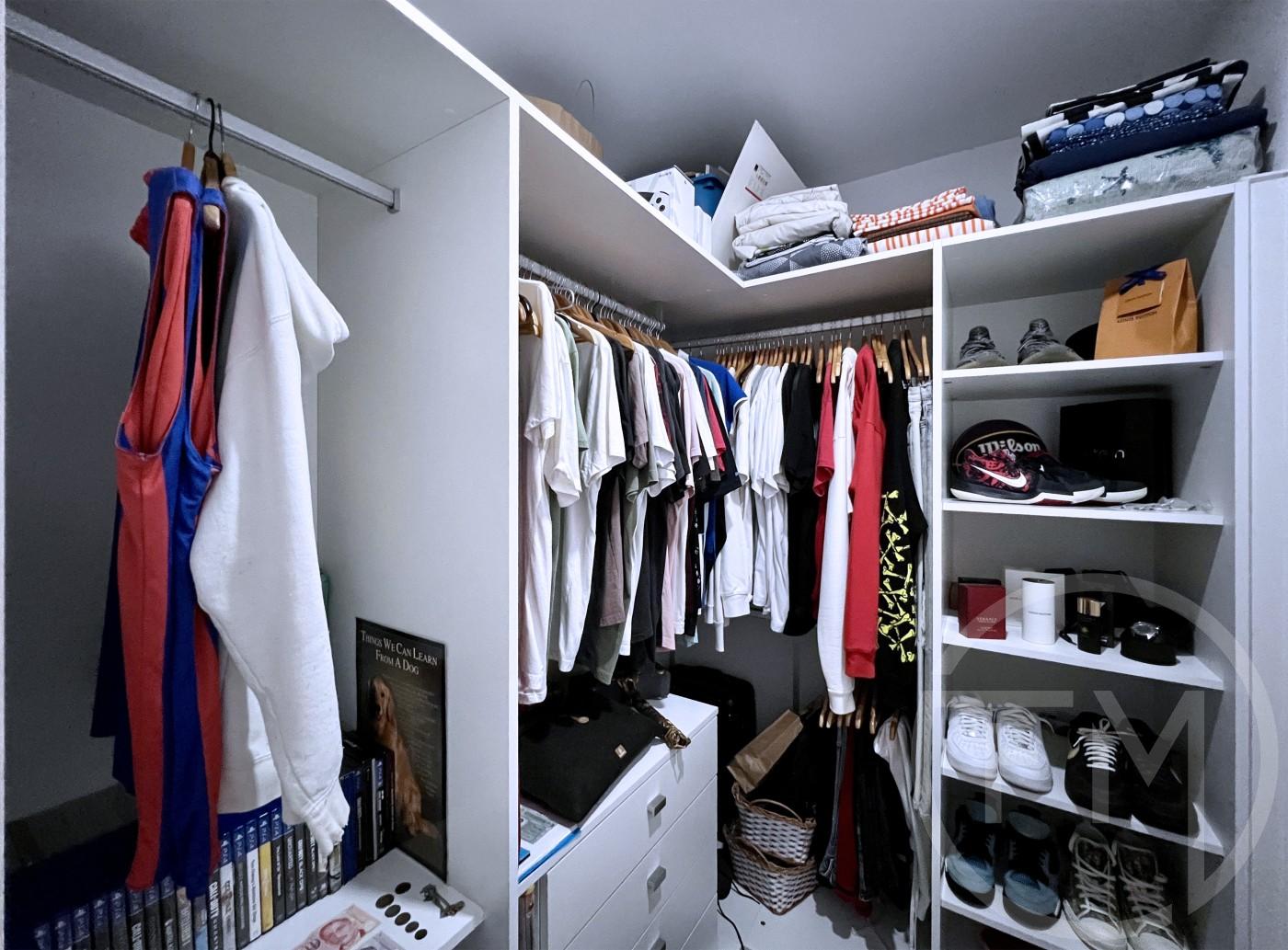 Closet da sute 3 da casa  venda no condomnio Riviera Del Sol no Recreio