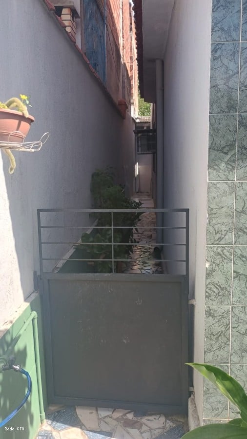 Lateral direita do imvel