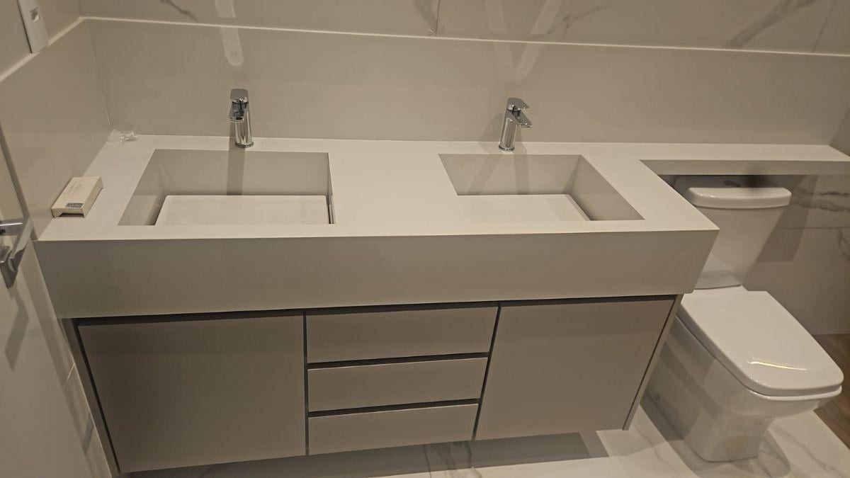 Banheiro de suite master com fino acabamento em casa gran park vespasiano