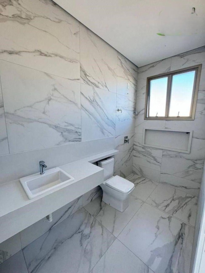 Bancadas dos banheiros em branco prime em casa com 4 suites gran park vespasiano