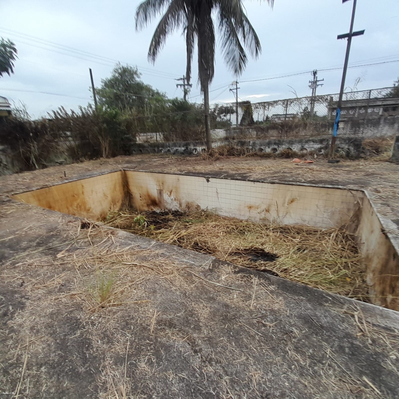 Piscina e campo de futebol