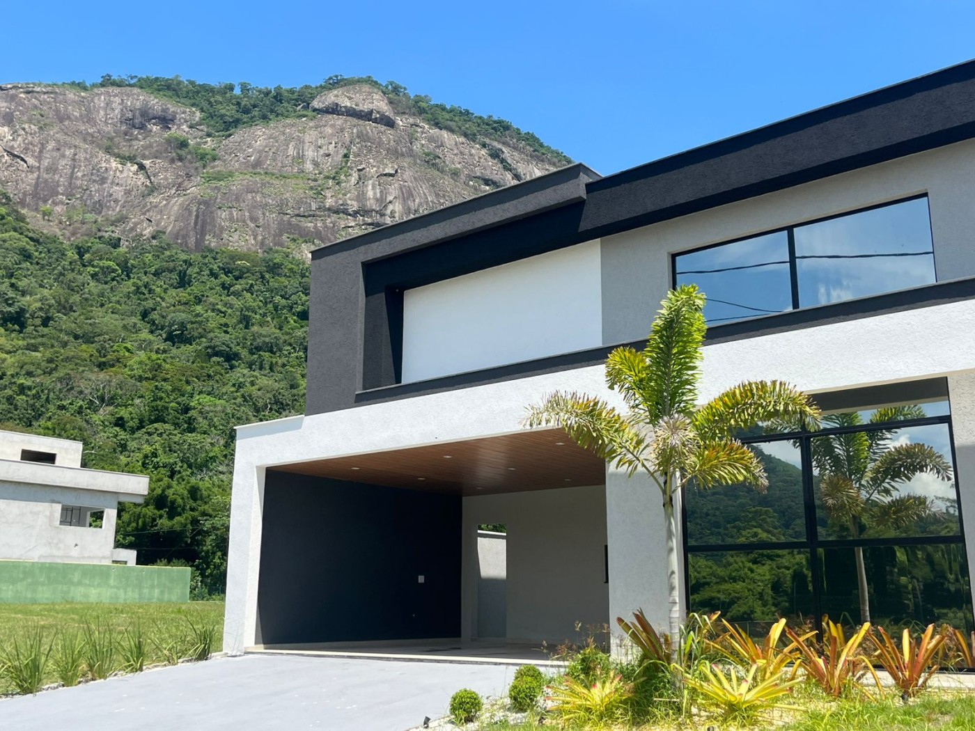Fachada moderna e contemporânea com projeto arquitetônico de alto padrão no Alphaville II_2