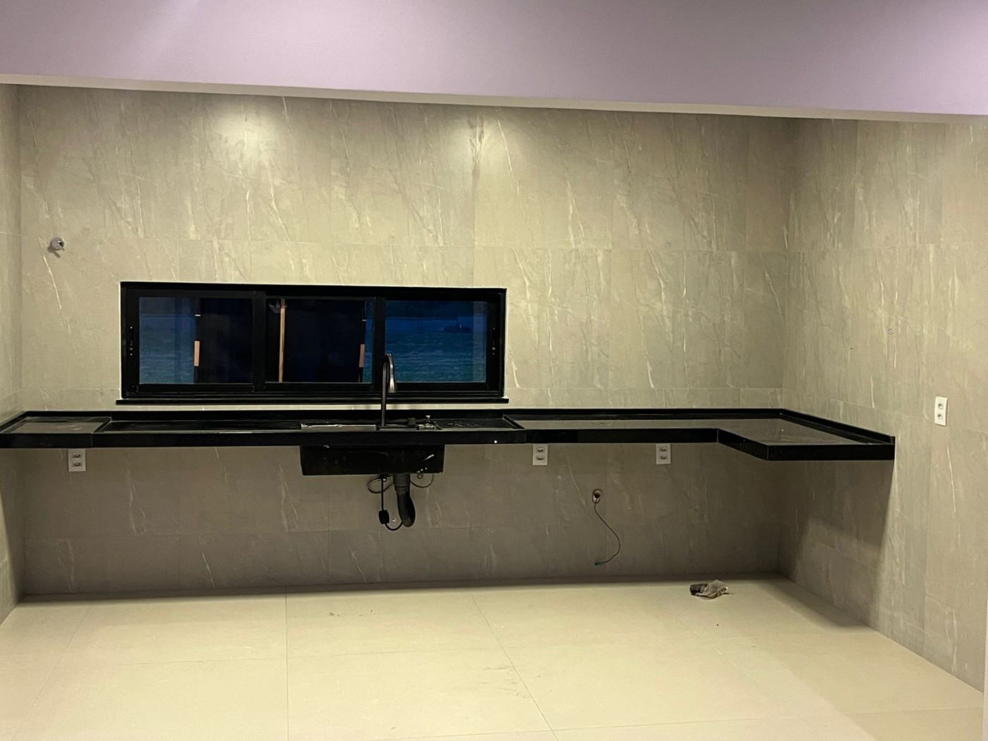 Cozinha integrada com excelente acabamento em porcelanato e conexão direta com a área social.