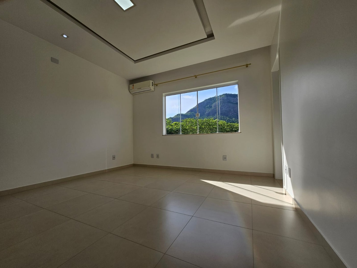 Su�te master com closet e ar-condicionado split � privacidade e conforto t�rmico garantidos.