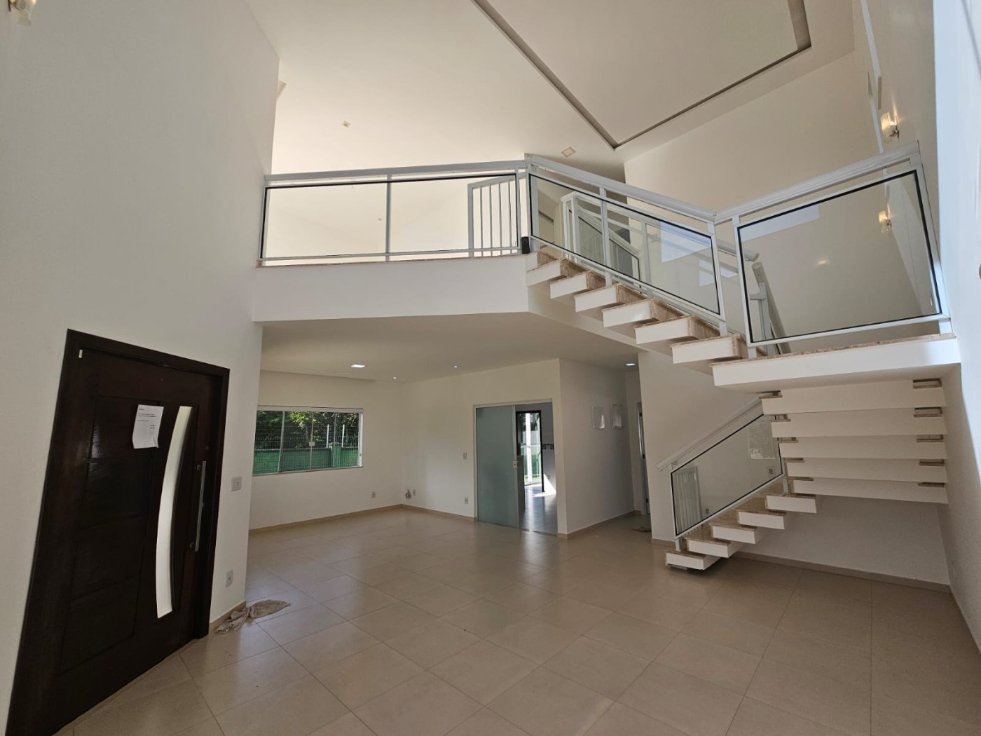 Sala ampla com p� direito duplo e dois ambientes integrados � conforto e sofistica��o em cada detalhe.